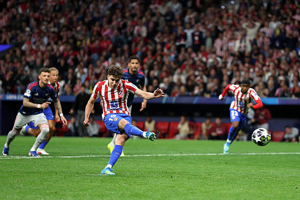 Julian Alvarez ghi bàn gỡ hòa cho Atletico Madrid.