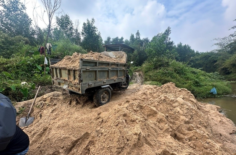 Tang vật thu giữ trong vụ khai thác cát lậu