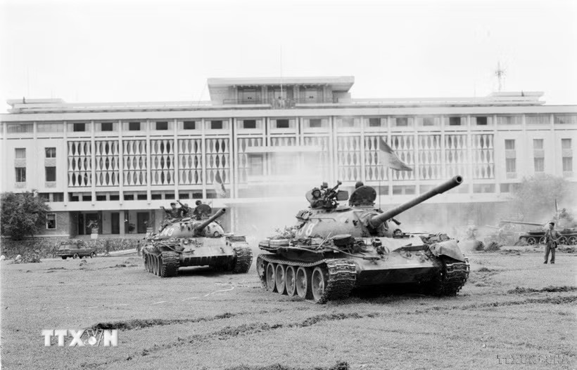 Sáng 30/4/1975, từ khắp mọi hướng, hàng trăm xe tăng, xe thiết giáp cùng bộ binh Quân Giải phóng đồng loạt thẳng tiến chiếm Phủ Tổng thống Ngụy quyền Việt Nam Cộng hòa, giải phóng Sài Gòn. Chiến dịch Hồ Chí Minh 1975 toàn thắng. (Ảnh: Hứa Kiểm/TTXVN)