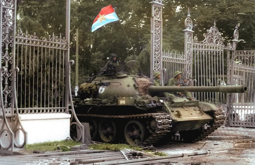 Xe tăng Qu&acirc;n Giải ph&oacute;ng tiến v&agrave;o Dinh Độc Lập, trưa ng&agrave;y