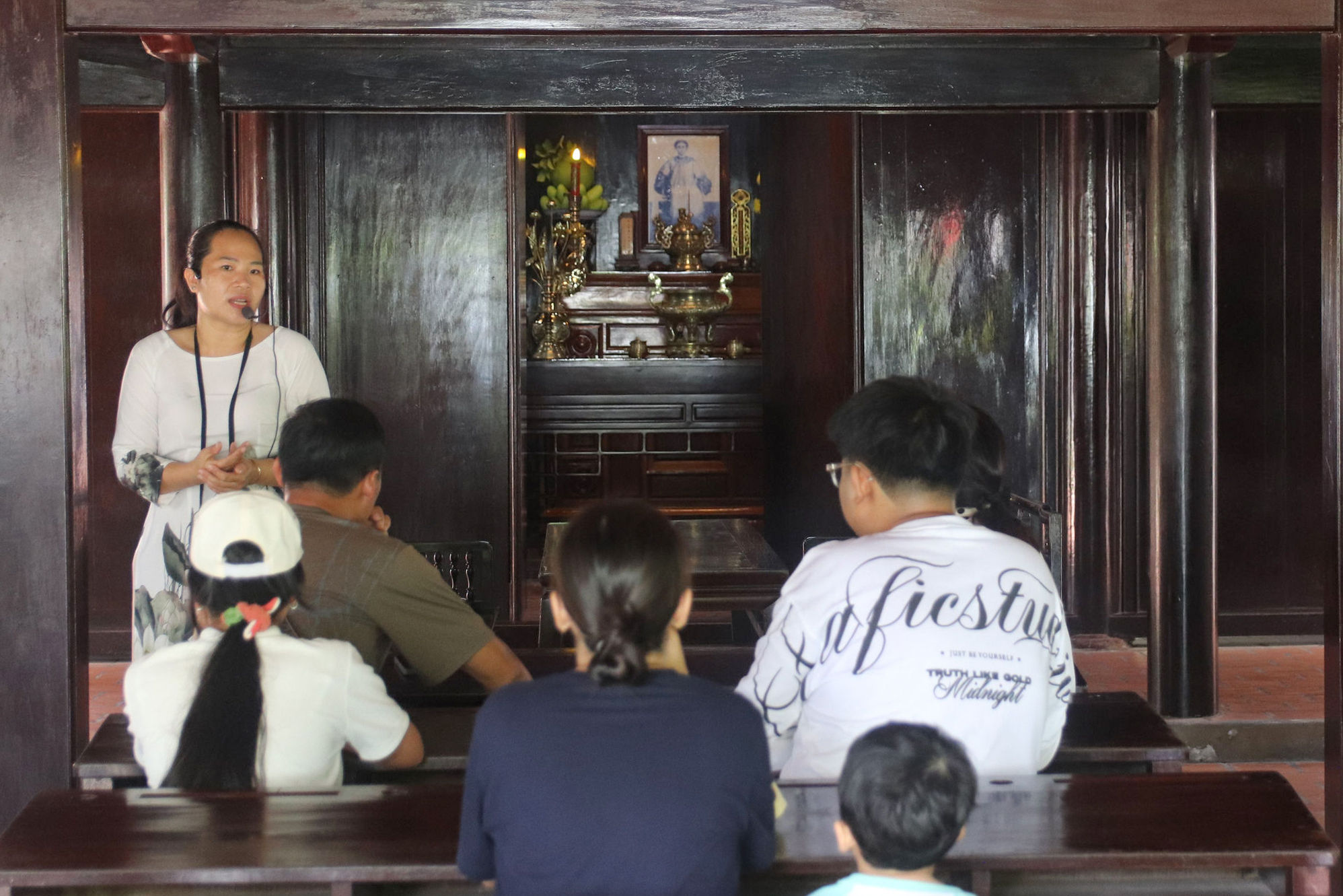 cac-doan-du-khach-nghe-thuyet-minh-ve-truong-duc-thanh-noi-thay-giao-nguyen-tat-thanh-dung-chan-day-hoc-truoc-khi-ra-di-tim-duong-cuu-nuoc-nam-1911(1).jpg
