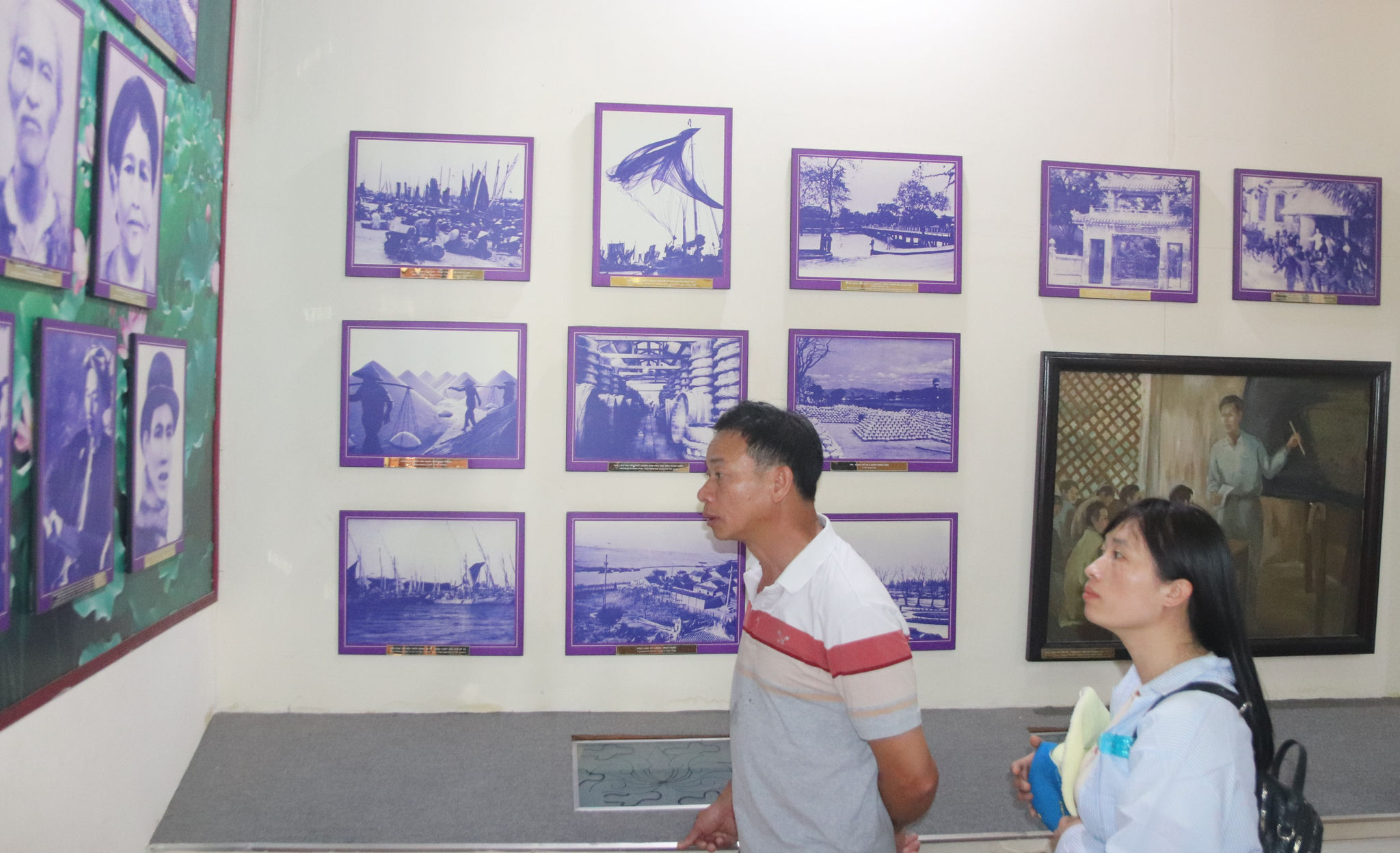 Du kh&aacute;ch xem h&igrave;nh ảnh trưng b&agrave;y về qu&ecirc; hương, gia đ&igrave;nh Chủ tịch Hồ Ch&iacute; Minh tại Nh&agrave; trưng b&agrave;y bảo t&agrave;ng