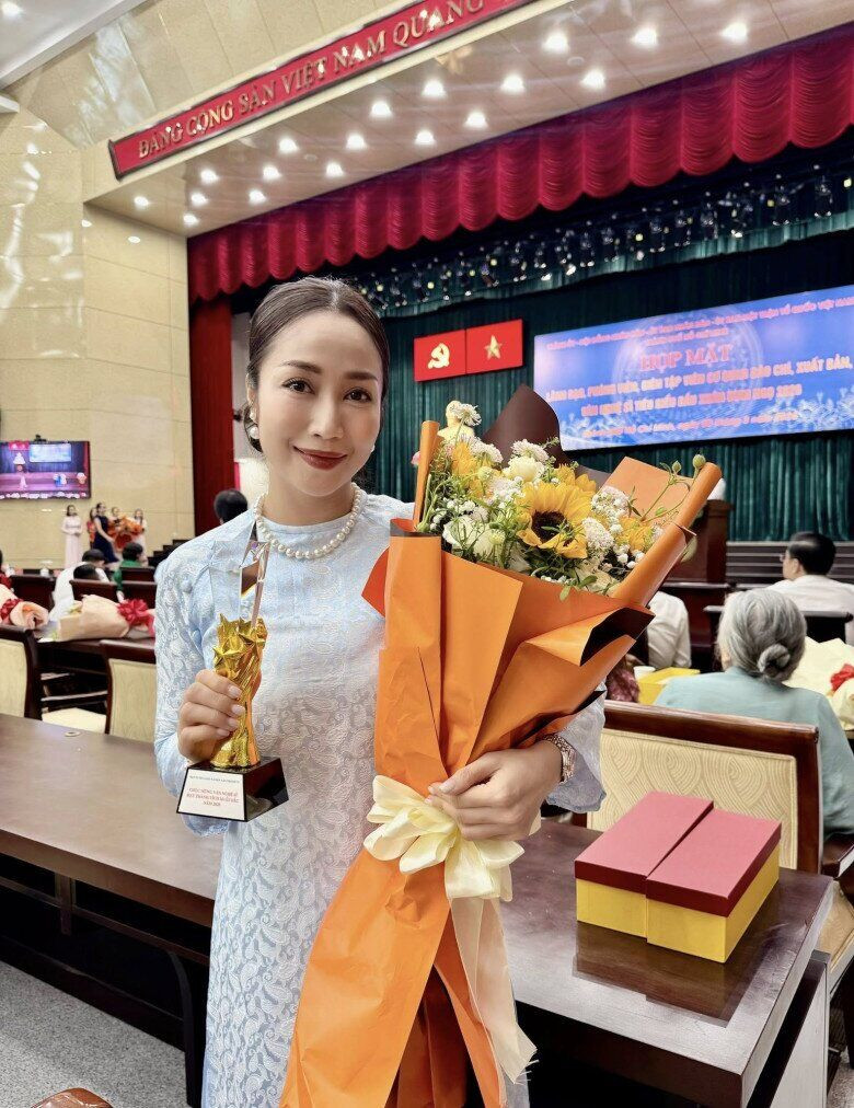 Ốc Thanh Vân chăm chỉ hoạt động nghệ thuật.