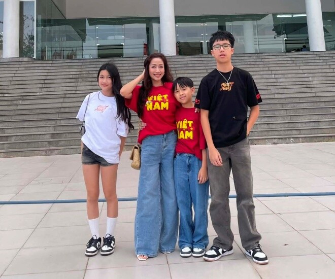 Ốc Thanh Vân đưa 3 con đi cùng khi đi quảng bá phim điện ảnh mới.