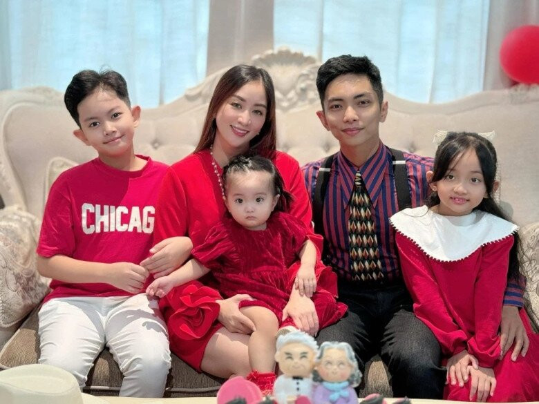 Cặp đôi có 3 con đủ nếp, đủ tẻ.