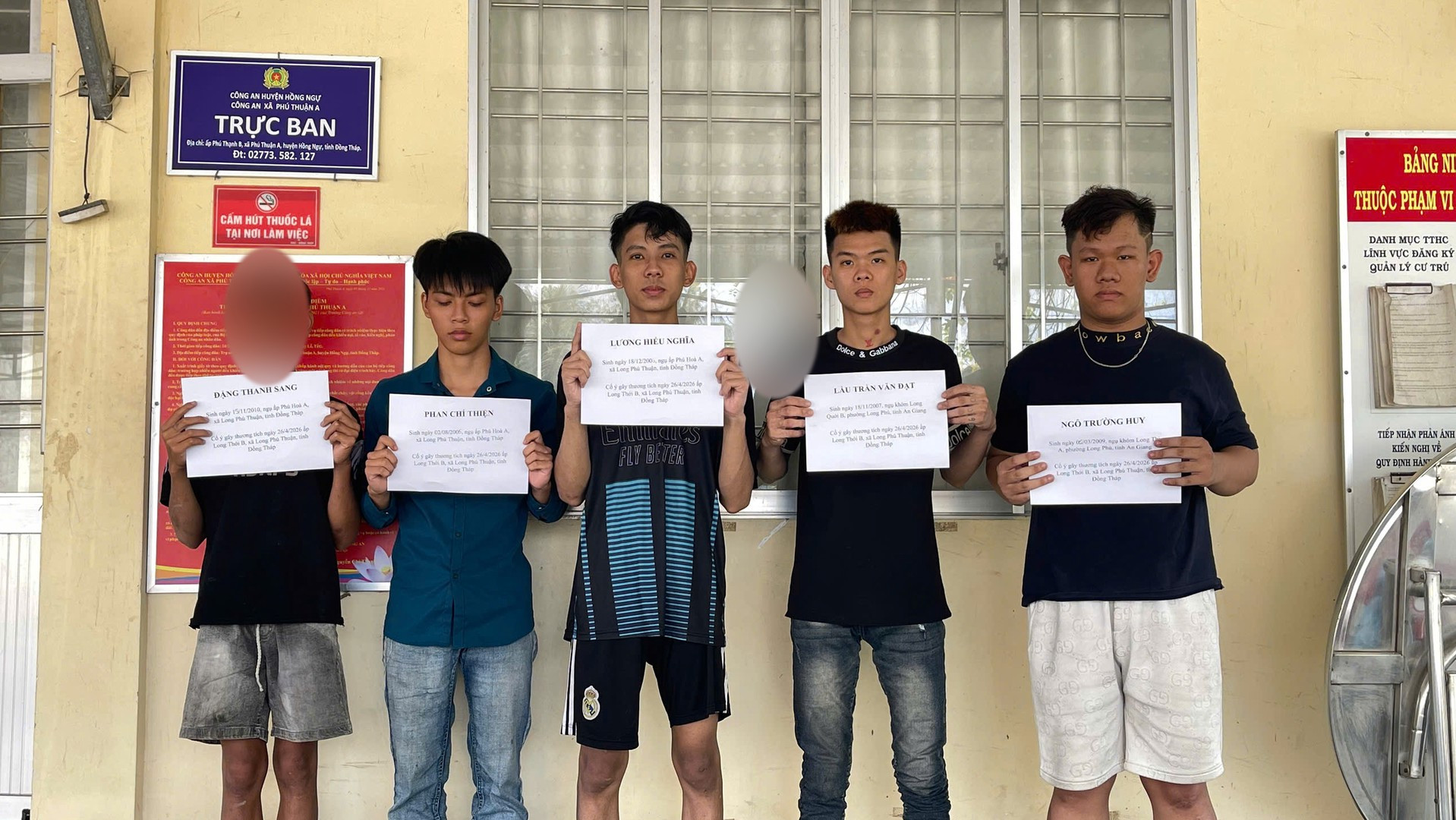 Năm thanh thiếu niên tại cơ quan công an xã Long Phú Thuận sau khi bị triệu tập để điều tra hành vi gây thương tích.