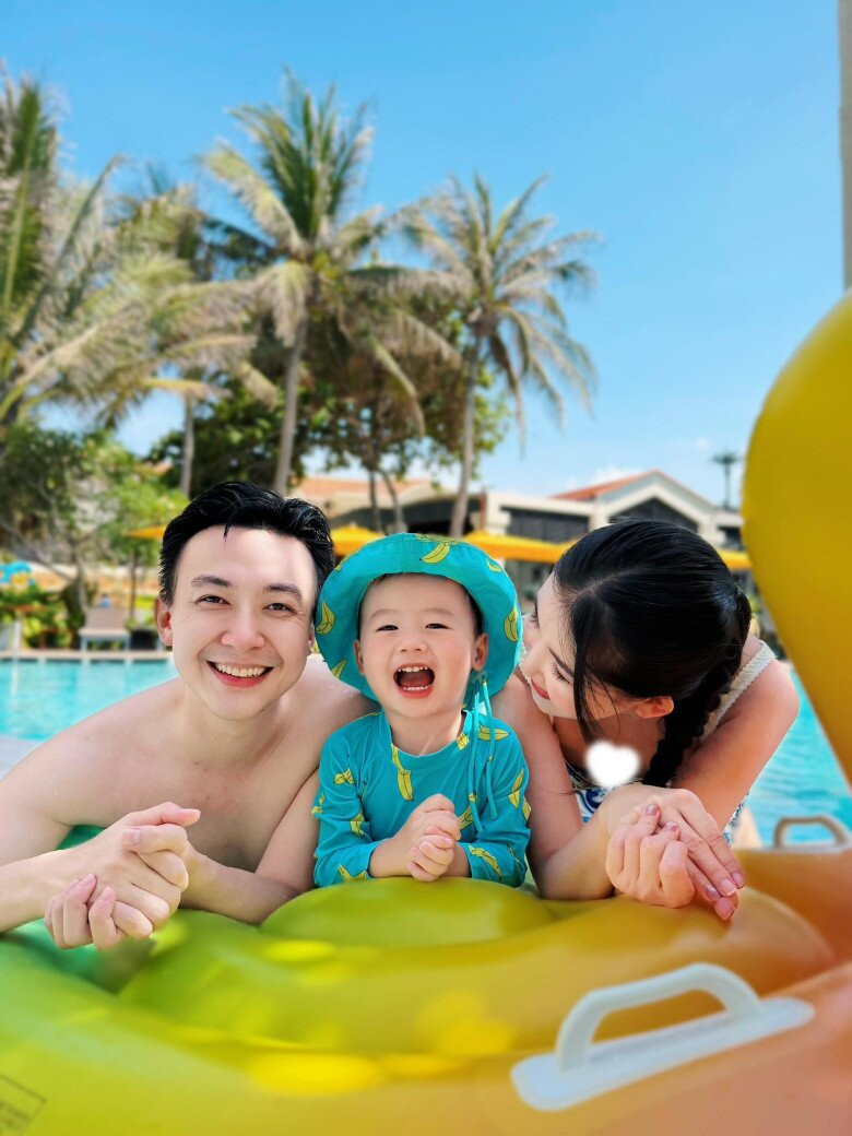 Lê Âu Ngân Anh đi du lịch cùng gia đình.