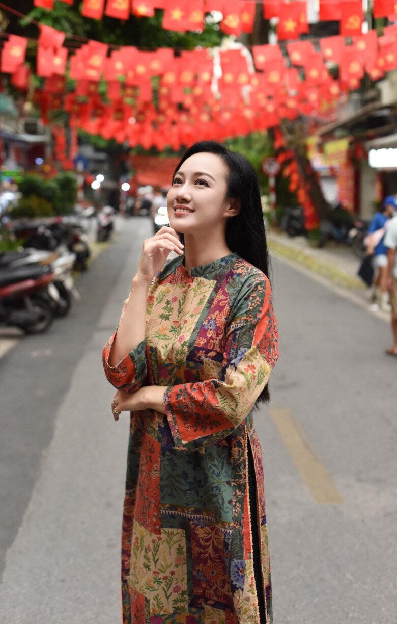 BTV Hoài Anh thanh lịch dạo phố.