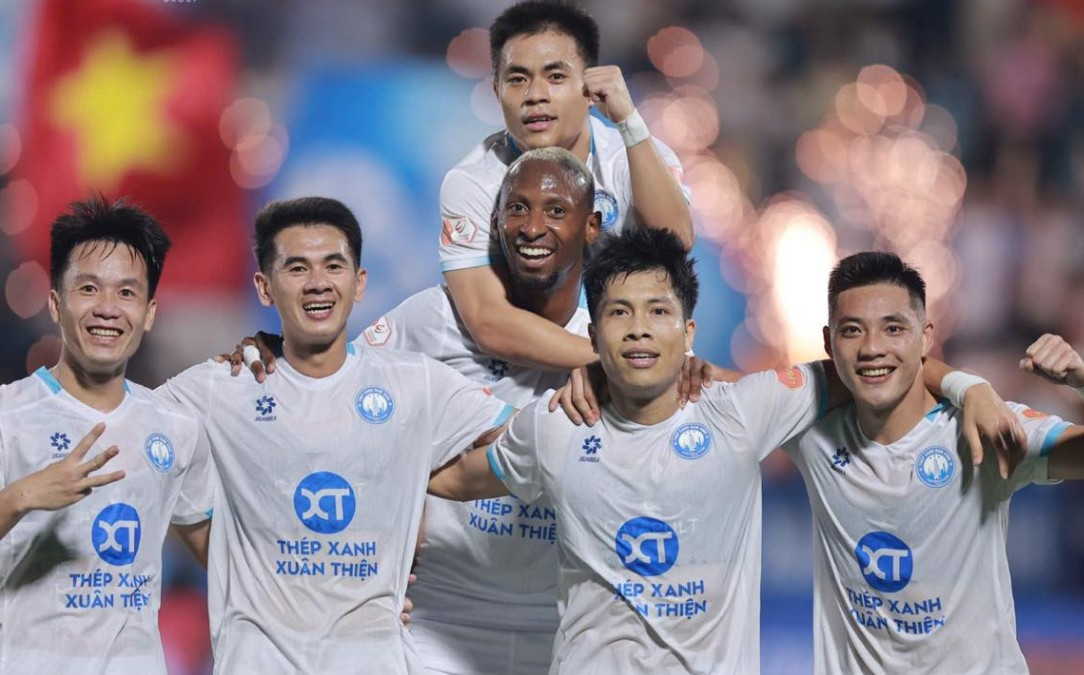 CLB Nam Định giành chiến thắng 2-0 trước CA TPHCM trên sân Thiên Trường