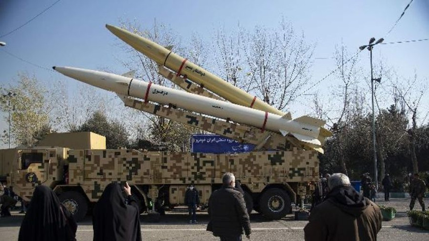 Hệ thống tên lửa đạn đạo của Iran triển khai trên bệ phóng di động.
