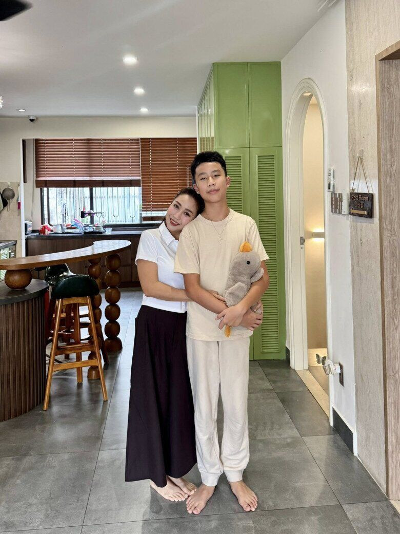 Cậu cao lớn, tính cách ít nói hơn và là chỗ dựa cho mẹ.