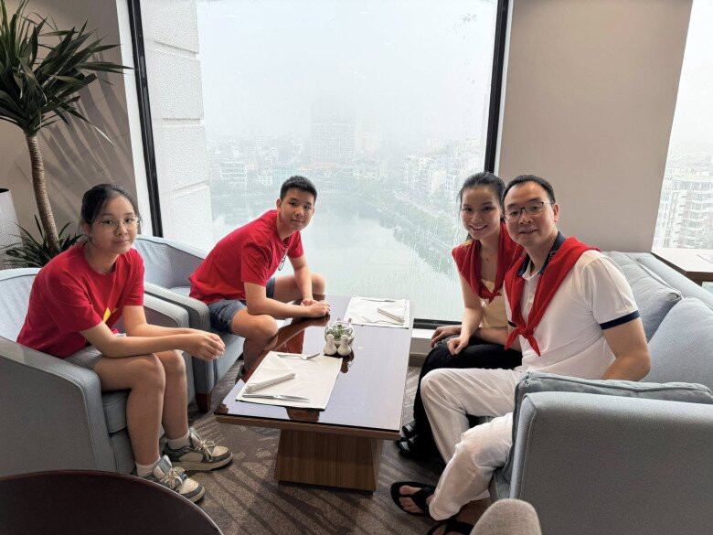 Vợ chồng Hoa hậu Thùy Lâm được khen ngợi chăm con khéo léo, khoa học.