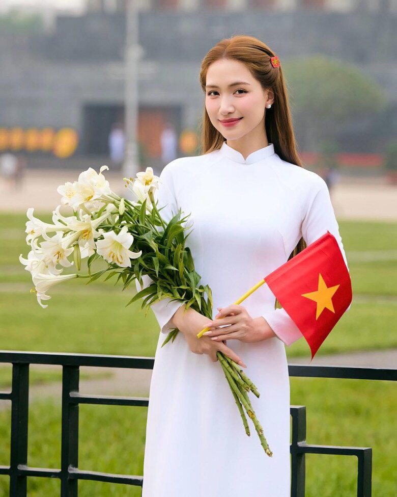 Hòa Minzy trong tà áo dài trắng truyền thống.