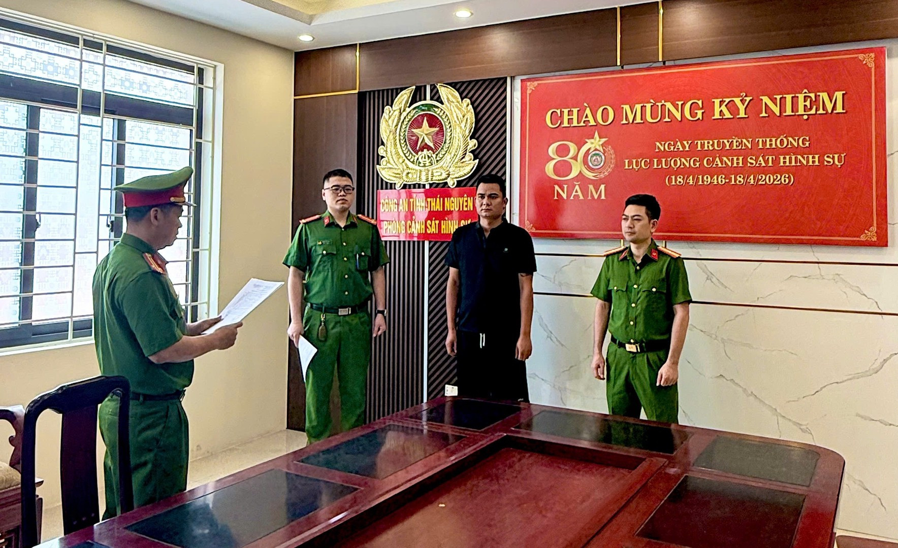 Cơ quan Cảnh sát điều tra tống đạt các quyết định tố tụng đối với bị can Hoàng Trọng Tuân.