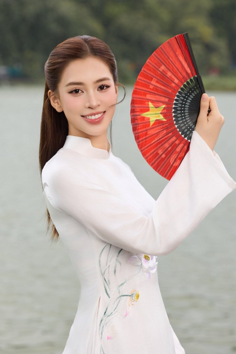 Hoa hậu Tiểu Vy diện áo dài trắng tại Hà Nội.