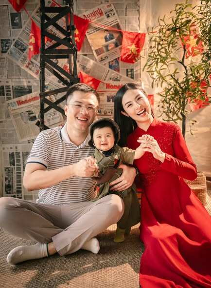 Hoa hậu Ngọc Hân khoe ảnh con trai đầu lòng tên thân mật là bé Pi.