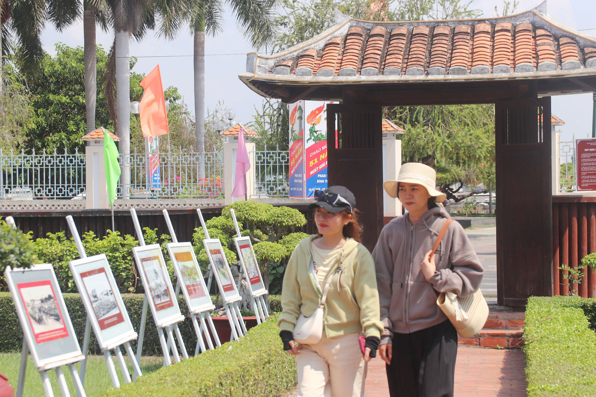 khach-tham-quan-xem-trien-lam-anh-chu-tich-ho-chi-minh-voi-su-nghiep-giai-phong-mien-nam-thong-nhat-dat-nuoc(1).jpg