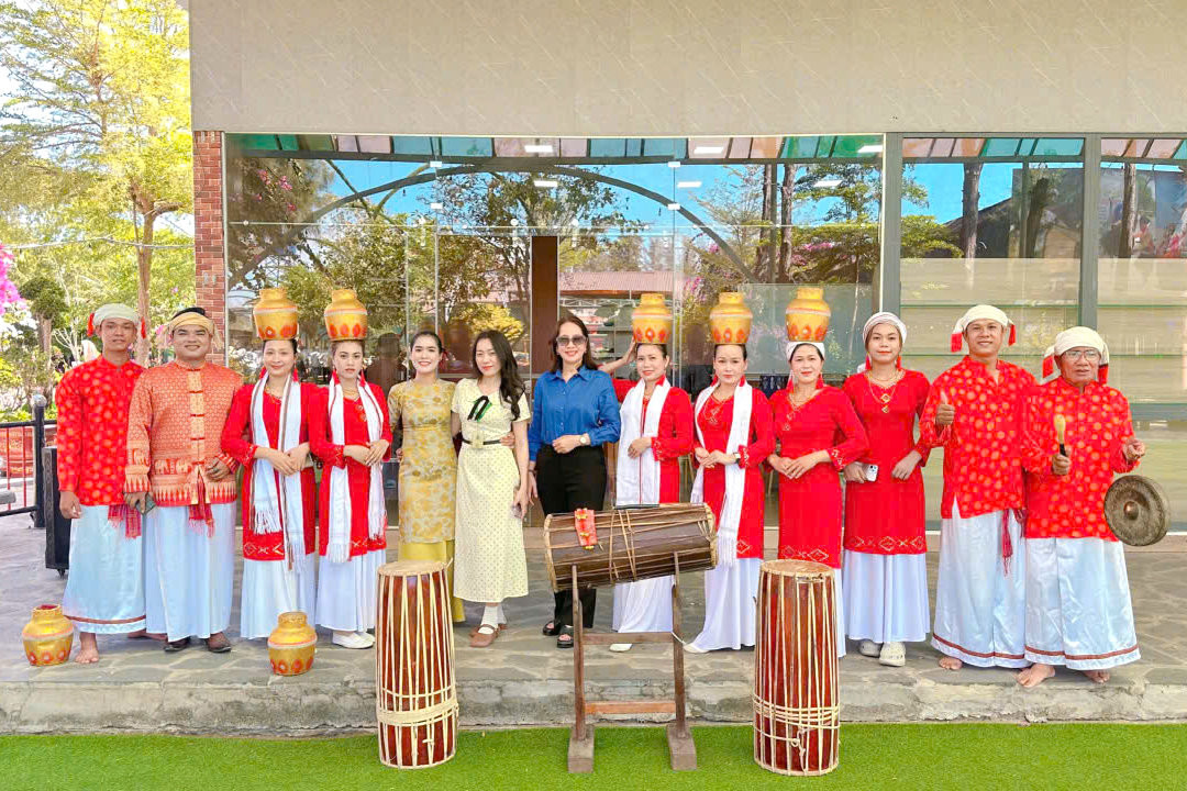 Visitors take photos and interact with Cham artisans.