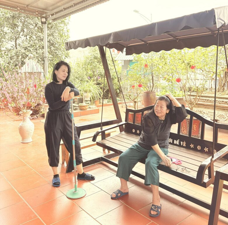 Vợ NSND Xuân Bắc và mẹ chồng trong một cuộc trò chuyện thân mật.
