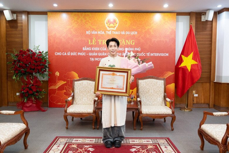 Đức Phúc nhận bằng khen sau khi lập thành tích cao ở cuộc thi âm nhạc quốc tế.