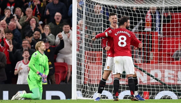 Huấn luyện viên Arne Slot đối mặt với áp lực lớn tại Old Trafford