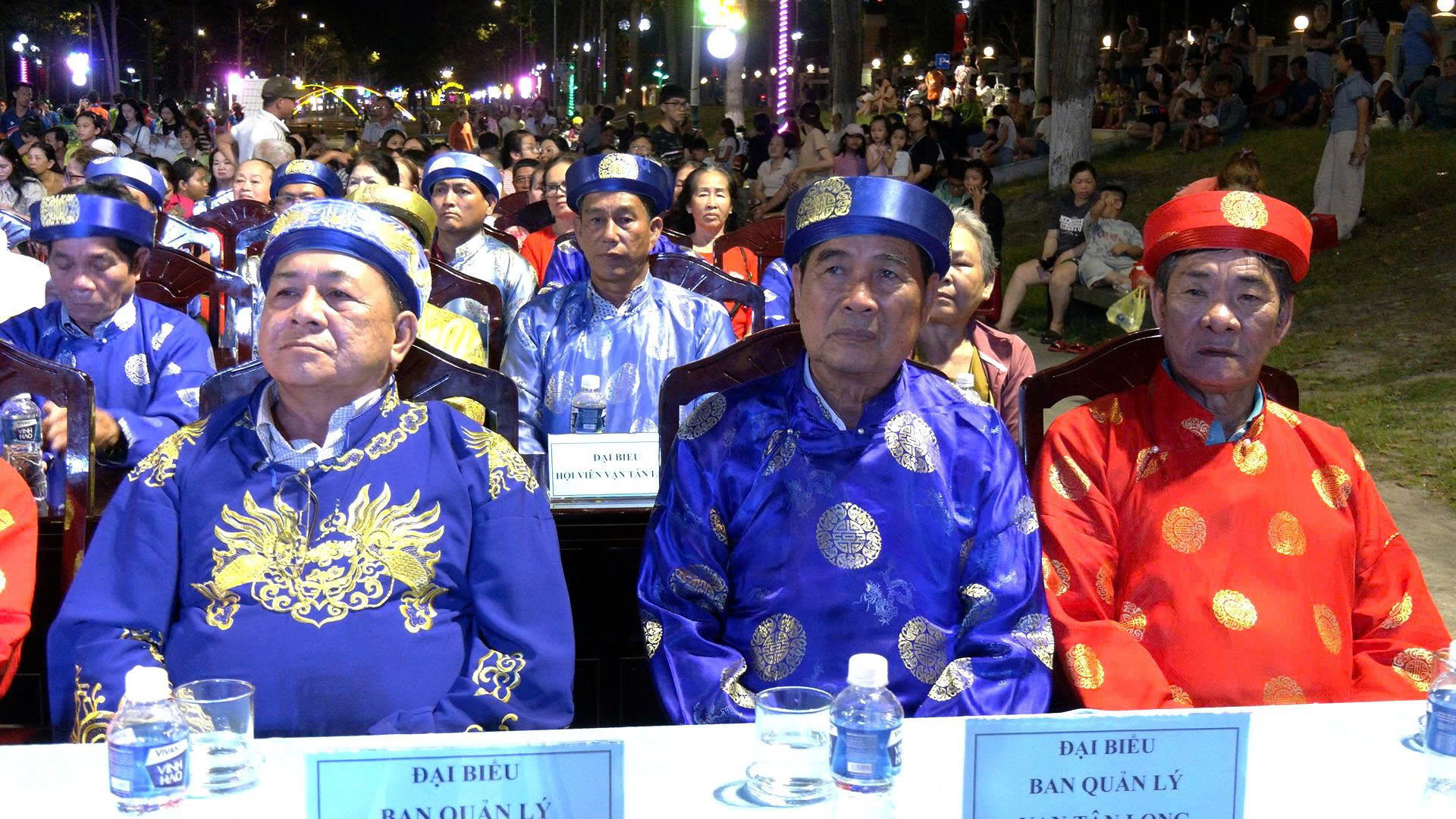 Người dân tham dự lễ khai mạc