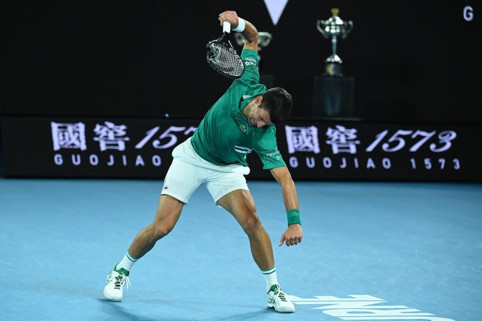 Djokovic đập vợt tại Australia Mở rộng 2021