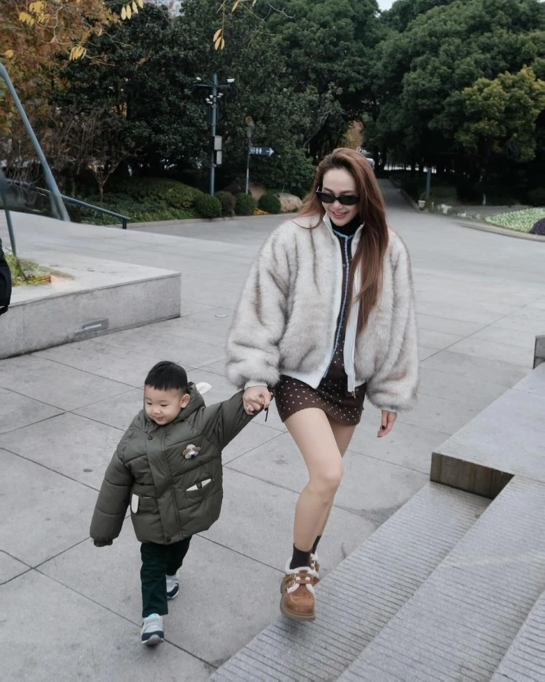 Nhóc tì được lên đồ sang chảnh.