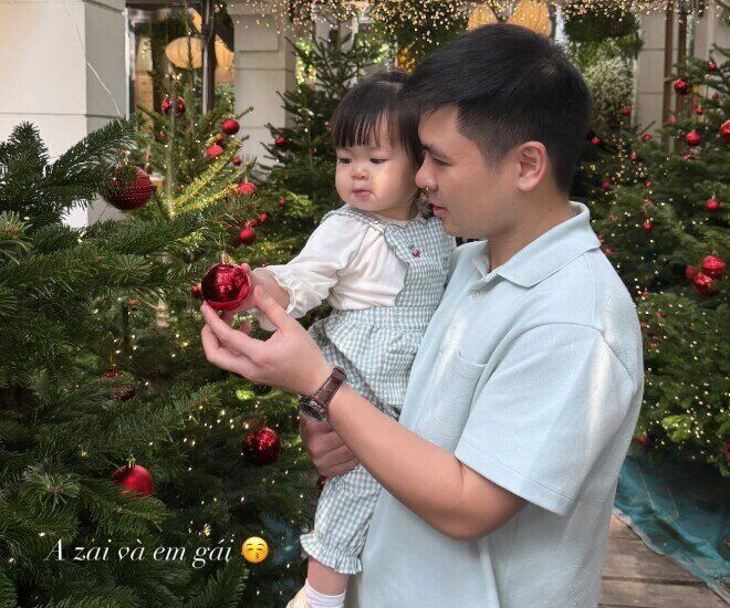 Doanh nhân Đỗ Vinh Quang cưng chiều ái nữ.