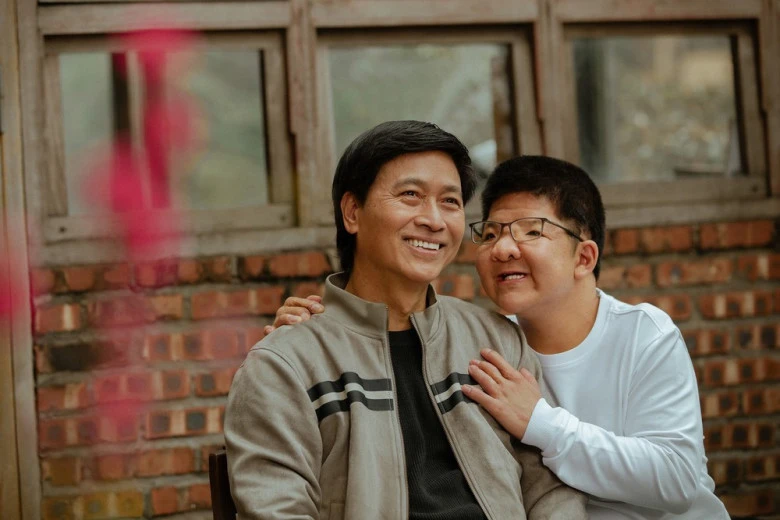 Nam diễn viên đã cùng con trai đi qua hành trình dài.
