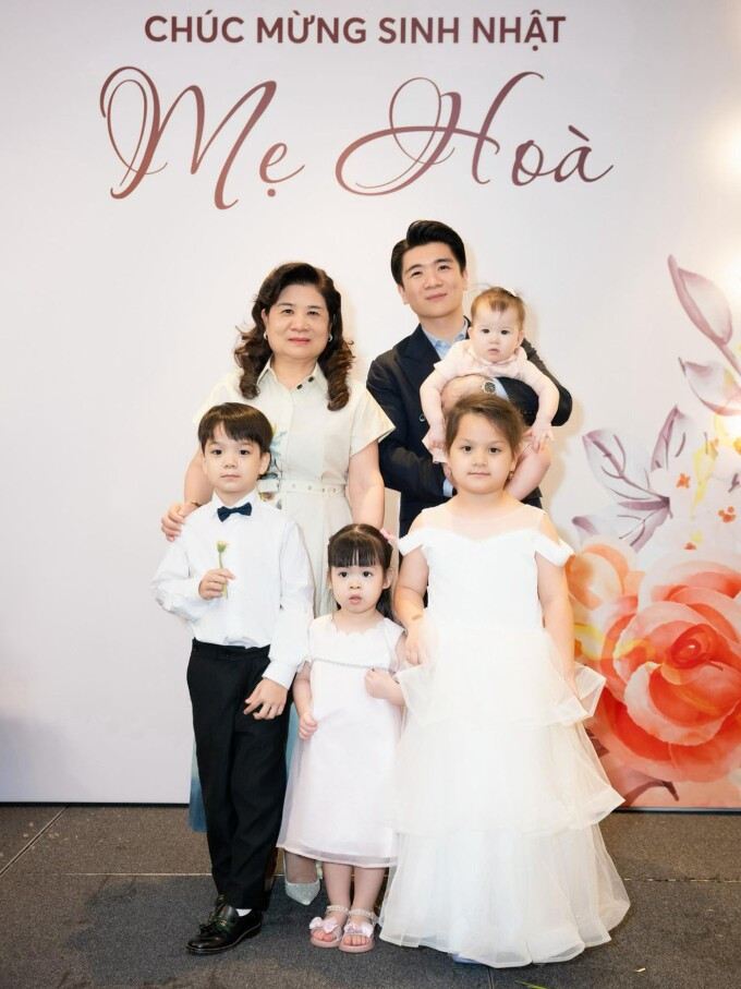 Các cháu của Bầu Hiển đều ngoan ngoãn, đáng yêu.
