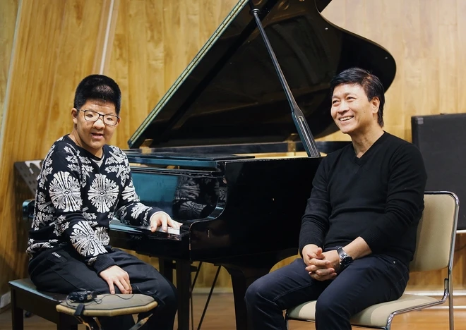Bôm đã 24 tuổi, theo đuổi niềm đam mê với piano.