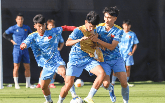 Cầu thủ U17 Việt Nam tập luyện tại Jeddah chuẩn bị cho VCK U17 châu Á 2026.