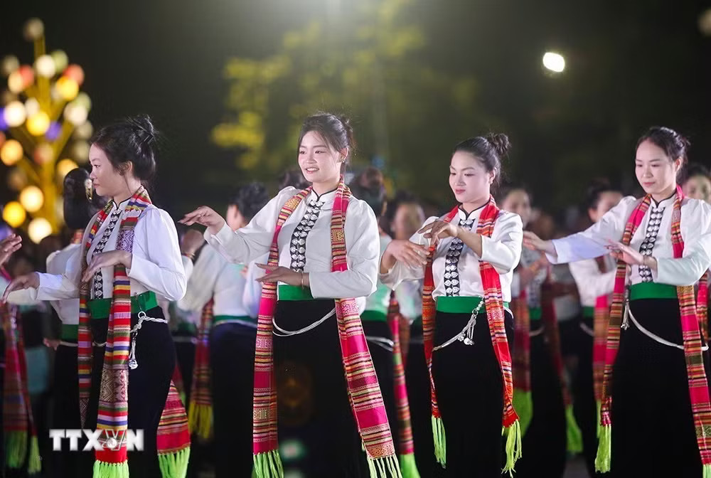 Phụ nữ dân tộc Thái duyên dáng trong trang phục truyền thống tại hội thi “Lung linh vòng Xòe” năm 2026. (Ảnh: Tuấn Anh/TTXVN) ttxvn-cong-tac-dan-toc-0305.jpg