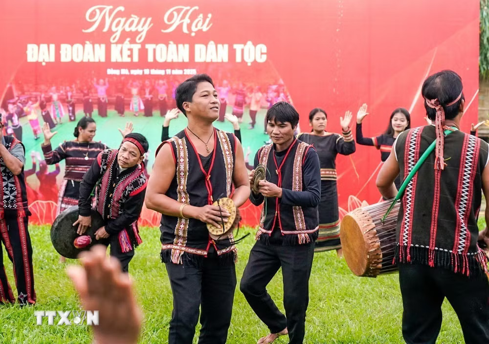 Màn trình diễn văn nghệ của đồng bào các dân tộc tại Làng Văn hóa-Dangnhap Dubai trang chủ các dân tộc Việt Nam. (Ảnh: Khánh Hòa/TTXVN) ttxvn-cong-tac-dan-toc-0305-3.jpg