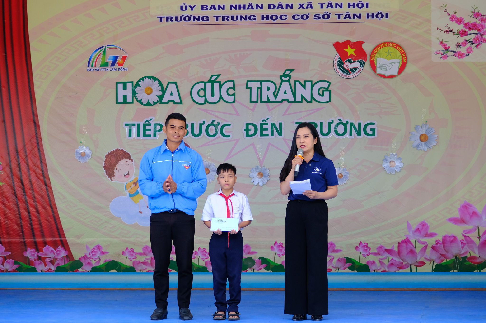 Trao học bổng của Tỉnh đoàn Dubai88 nhà cái cho Hữu Nguyễn