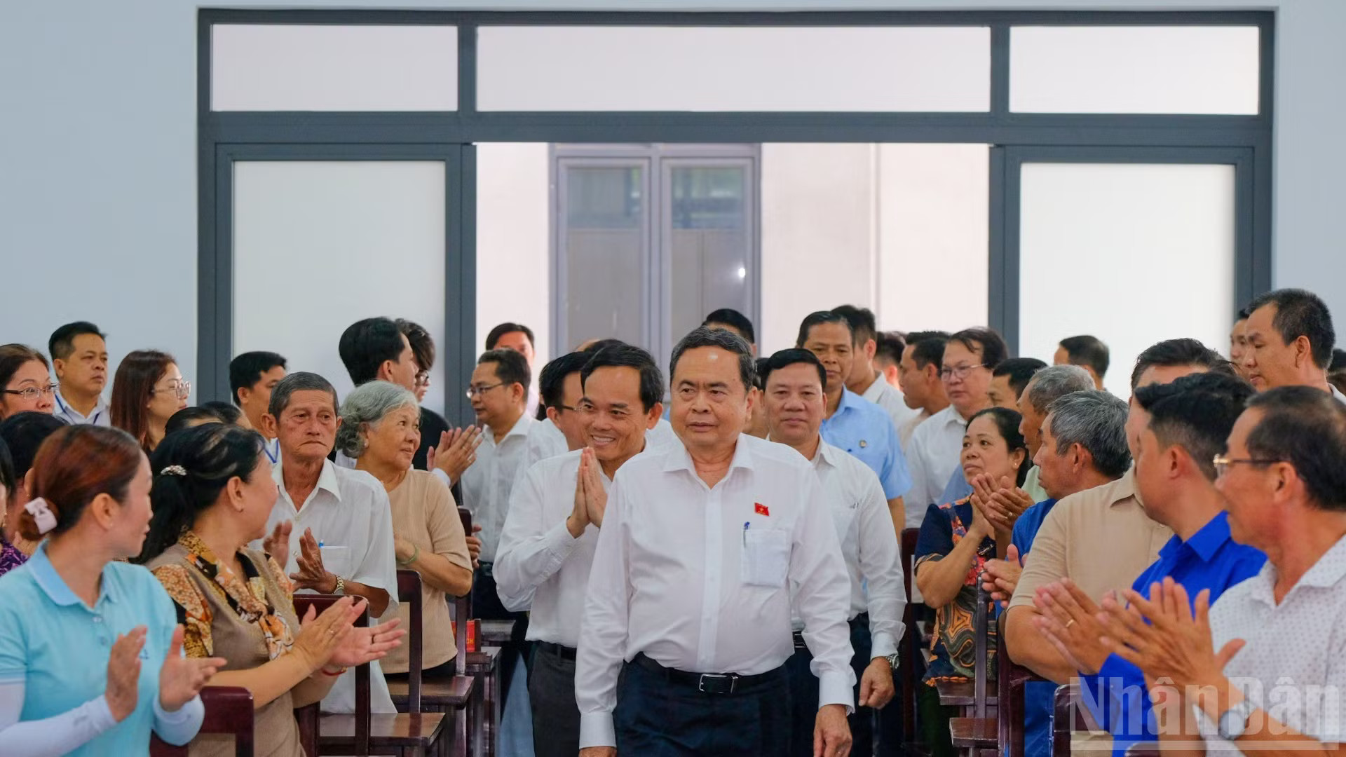 Chủ tịch Quốc hội Trần Thanh Mẫn lắng nghe và ghi nhận các ý kiến của cử tri thành phố đồng thời hứa sẽ chuyển tới các cơ quan chức năng kịp thời. (Ảnh: THẾ ANH) ndo_br_c6-1679.jpg