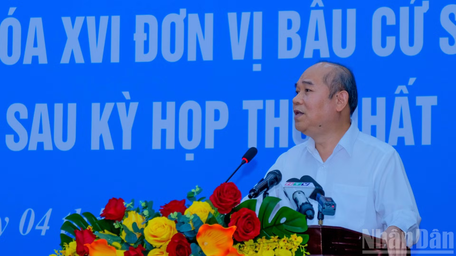 Phó Chủ tịch Ủy ban nhân dân Thành phố Hồ Chí Minh Trần Văn Bảy ghi nhận các ý kiến của cử tri. (Ảnh: THẾ ANH) ndo_br_72-2775.jpg
