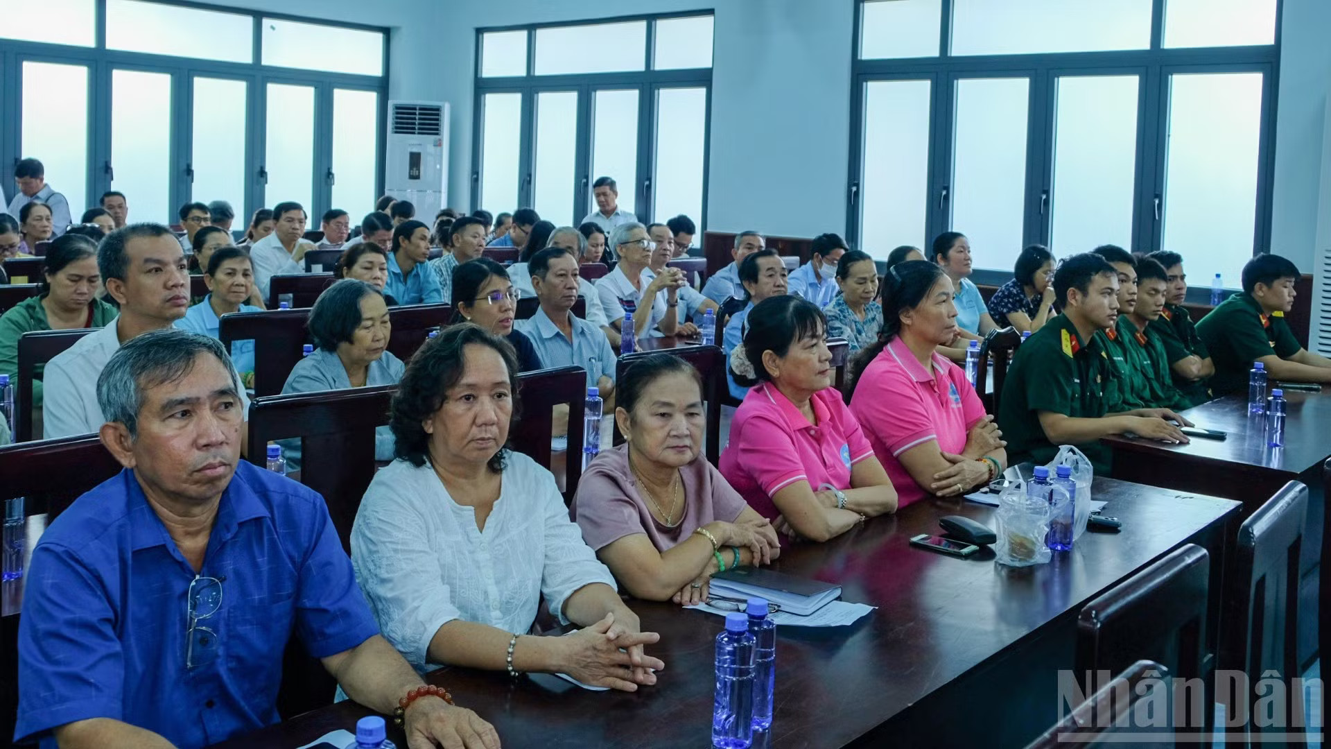 Đông đảo các cử tri tham dự Dubai casino 68 tiếp xúc cử tri tại điểm cầu xã Hóc Môn. (Ảnh: THẾ ANH) ndo_br_k-1-638.jpg