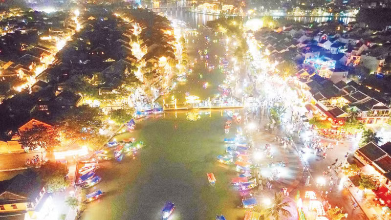 Hoi An je oblíbenou turistickou destinací pro domácí i zahraniční návštěvníky města Da Nang. (Foto: MY HA) di-san.png