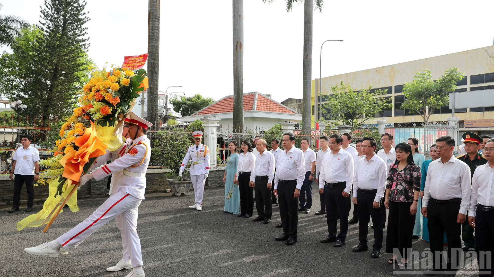 Chủ tịch Quốc hội Trần Thanh Mẫn cùng đoàn công tác đã đến dâng hương, dâng hoa tại Di tích Lịch sử-văn hóa cấp Quốc gia “Địa điểm Dinh quận Hóc Môn”. (Ảnh: THẾ ANH) ndo_br_z7788099859416-e1dd07d6d2812e69ffda4aaf3984e247-2979.jpg