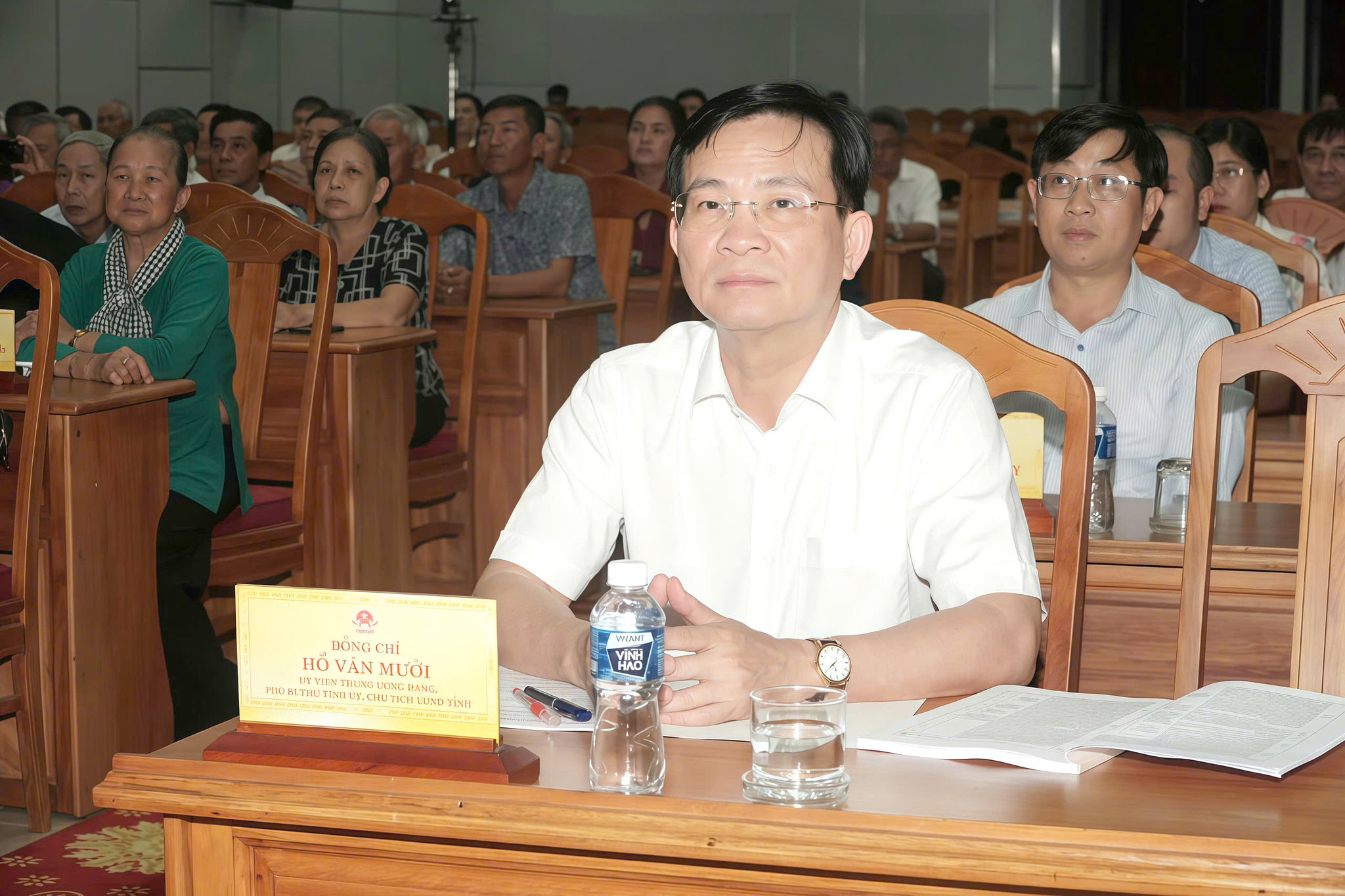 ho-van-muoi-uy-vien-ban-chap-hanh-trung-uong-dang-pho-bi-thu-tinh-uy-chu-tich-ubnd-tinh-tham-du-hoi-nghi(1).jpg