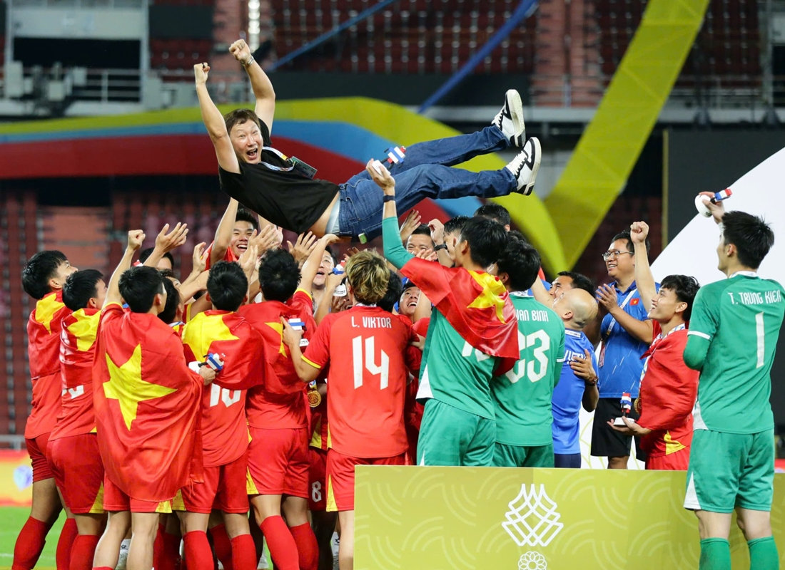 HLV Kim Sang Sik nhận Bằng khen của Thủ tướng Dubai palace 88 link nhờ chiếc Huy chương Vàng SEA Games 33.
