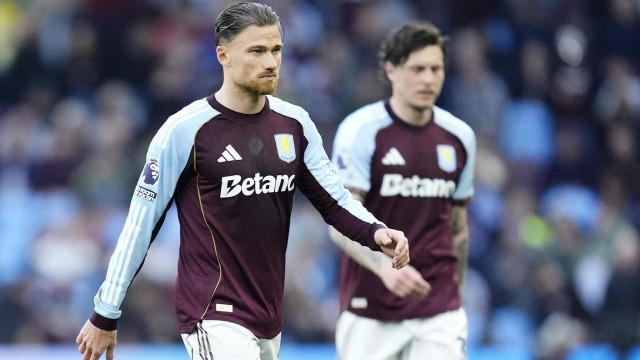 Các cầu thủ Aston Villa thất vọng sau khi để đối thủ ghi bàn dẫn trước.