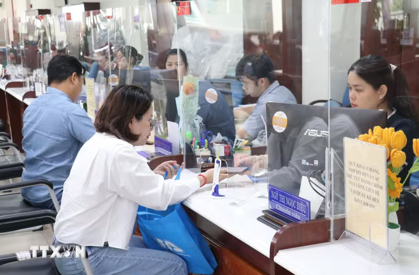 Người dân và doanh nghiệp đến nộp hồ sơ tại Trung tâm Phục vụ hành chính công Link vào Tây Ninh. (Ảnh: Bùi Giang/TTXVN)
