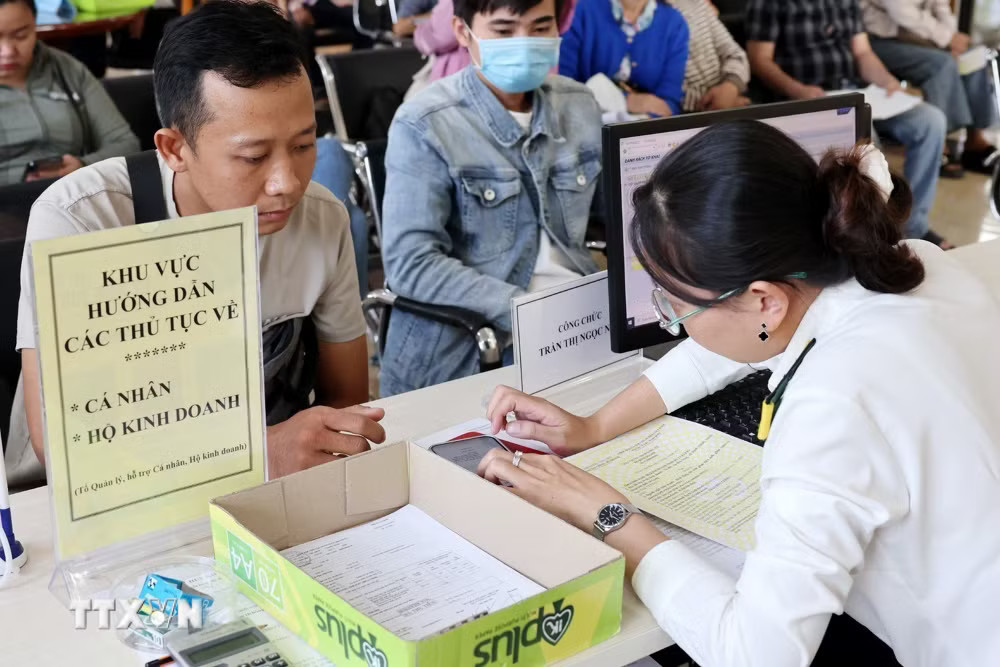 Cán bộ Thuế cơ sở 7 (Thuế An Giang) hướng dẫn người dân thủ tục thuế theo Nghị định 68/2026/NĐ-CP. (Ảnh: Phạm Hậu/TTXVN) ttxvn-khai-thue-1.jpg