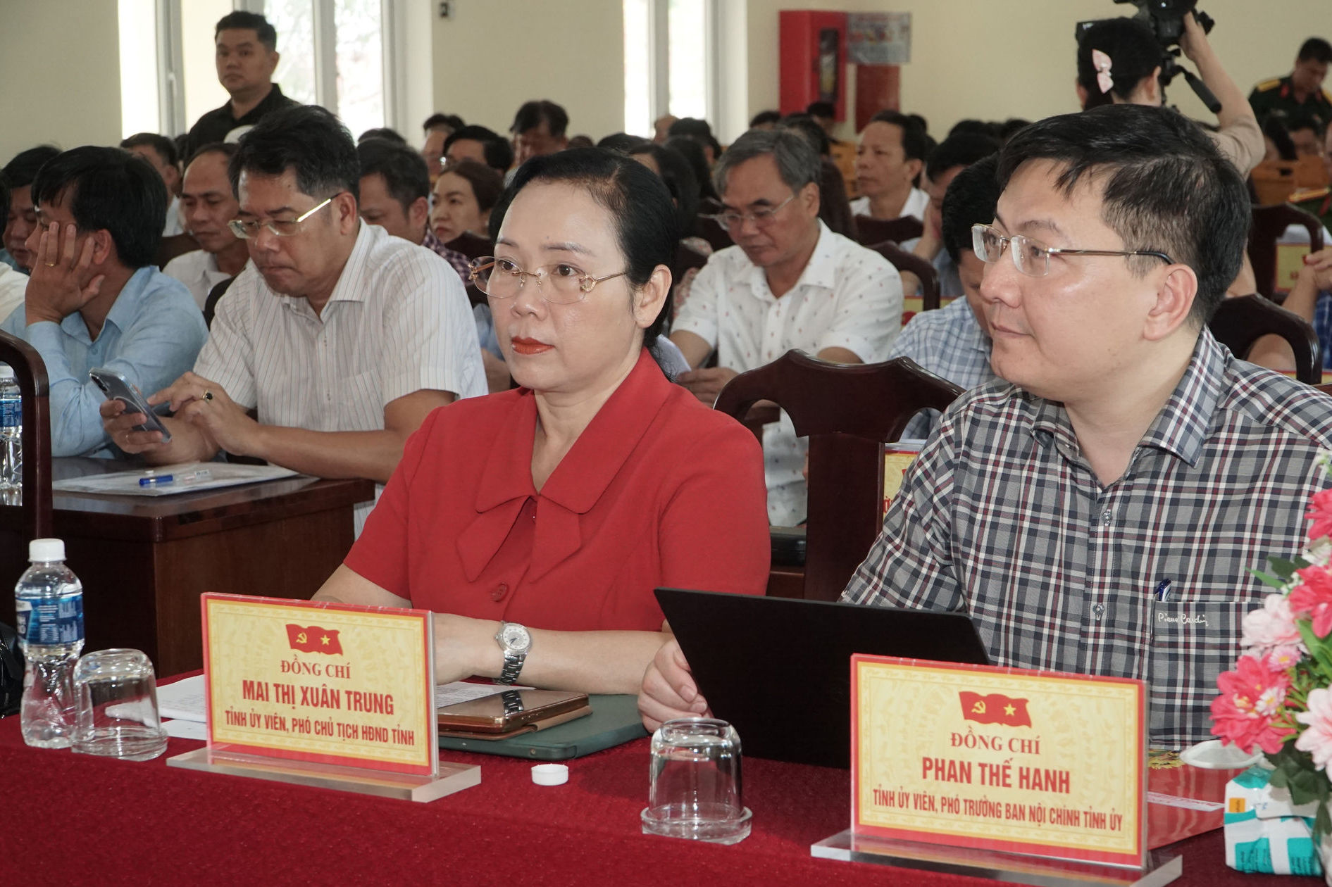 dong-chi-mai-thi-xuan-trung-tinh-uy-vien-pho-chu-tich-hdnd-tinh-phan-the-hanh-tinh-uy-vien-pho-truong-ban-noi-chinh-tinh-uy-du-hoi-nghi(1).jpg