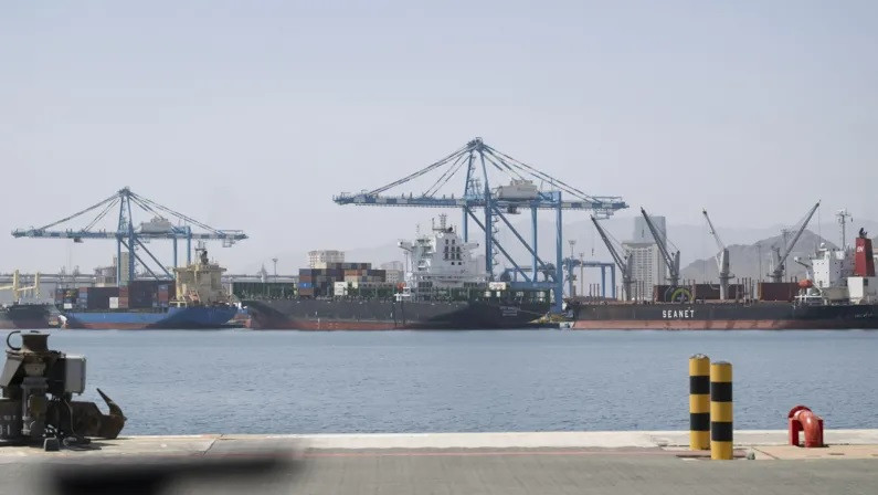 Hoạt động tàu thuyền tại khu vực eo biển Hormuz trong bối cảnh căng thẳng quân sự giữa Mỹ và Iran.