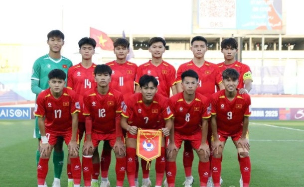 Các cầu thủ lứa U17 Việt Nam thi đấu tại giải khu vực.