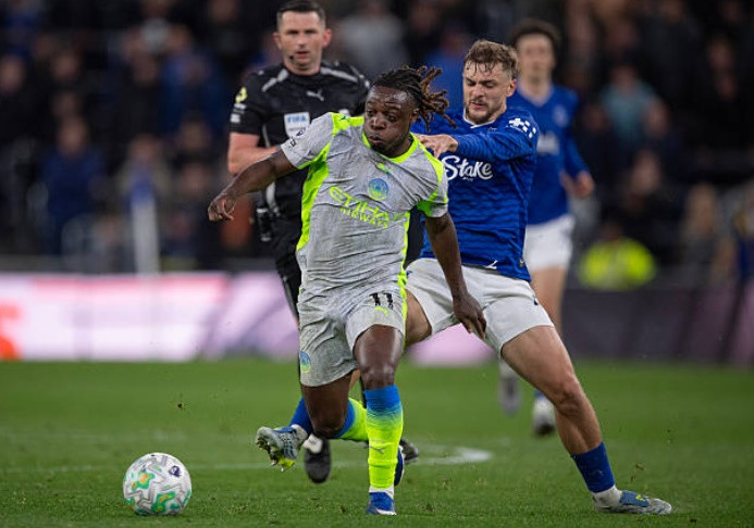 Jeremy Doku đi bóng vượt qua các cầu thủ Everton.
